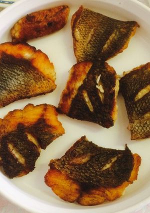 Una foto de Pescado frito crocante por fuera y jugoso por adentro