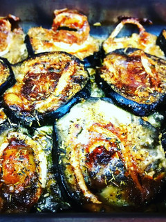 Una foto de Berenjenas con queso de cabra y hierbas Provenzal al horno