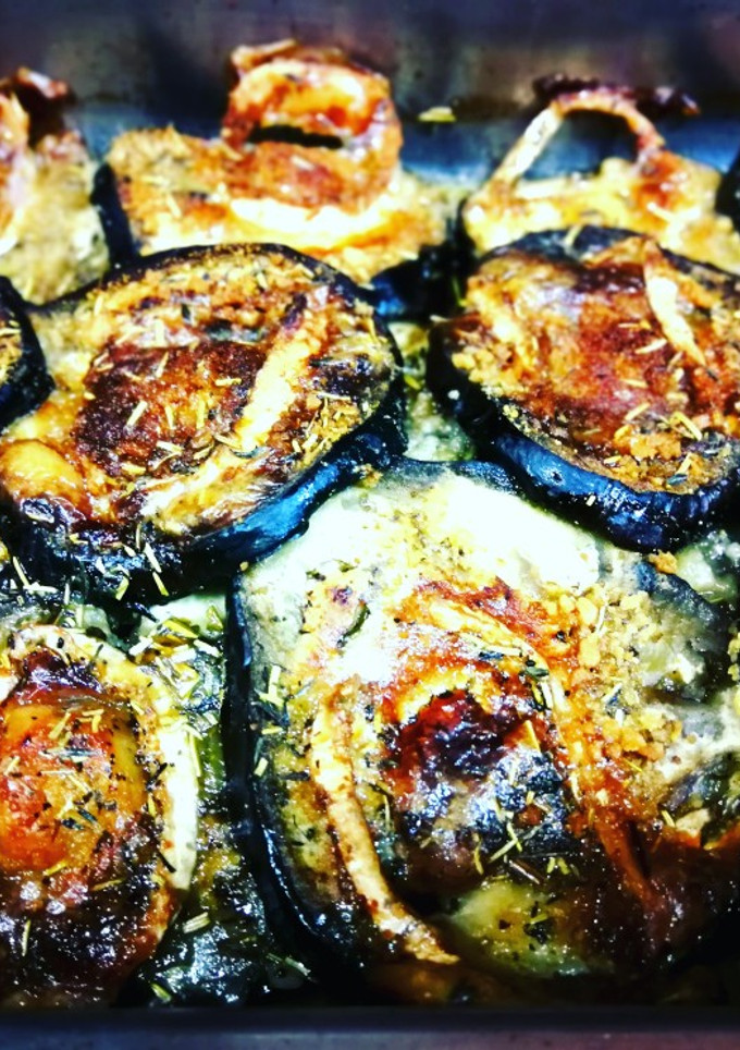 Una foto de Berenjenas con queso de cabra y hierbas Provenzal al horno