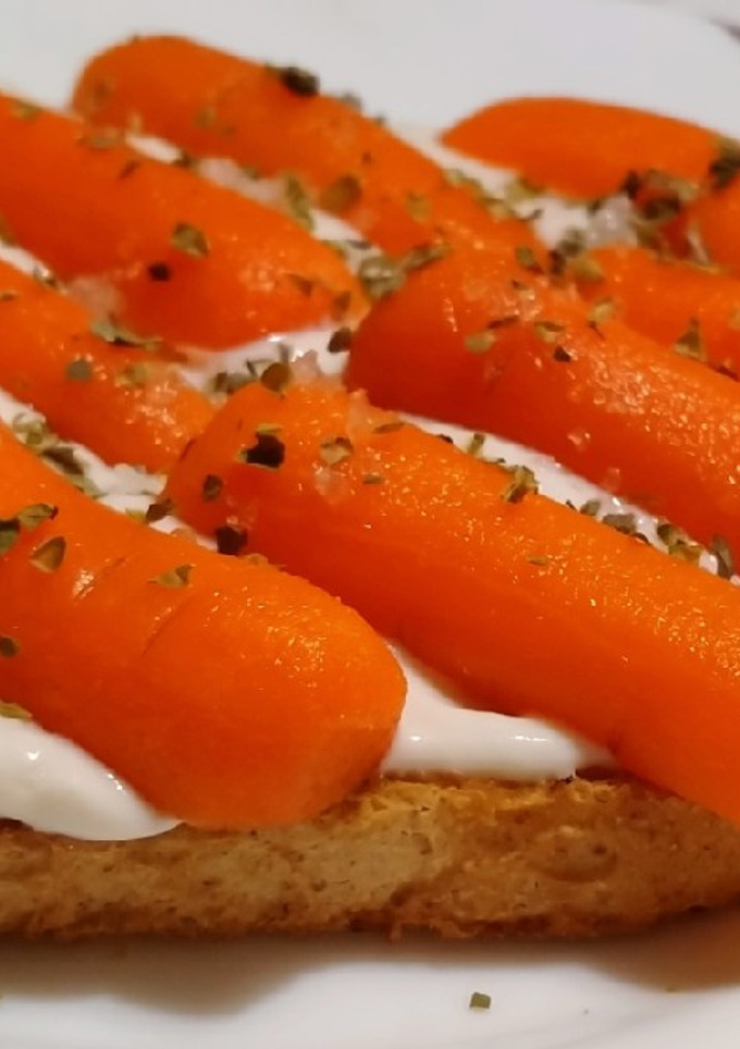Una foto de Tostada de yogurt y zanahoria