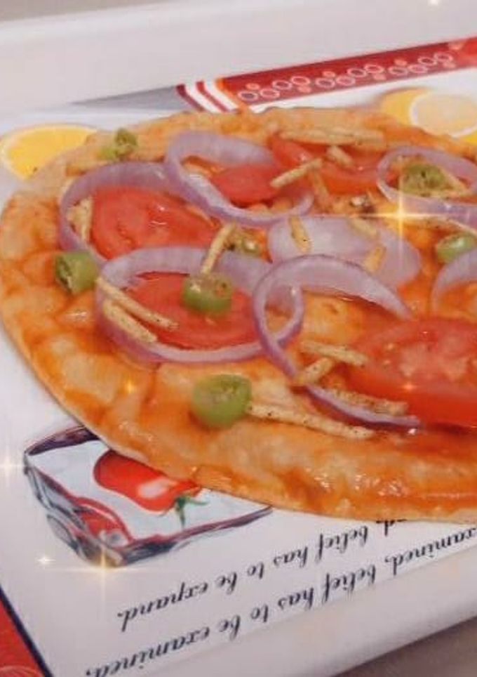 रोटी पिज़्ज़ा (Roti pizza recipe in Hindi) रेसिपी मुख्य फोटो