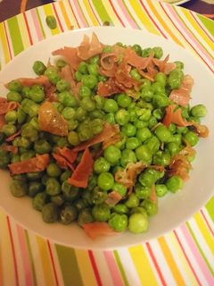 Una foto de Guisantes salteados con jamón serrano