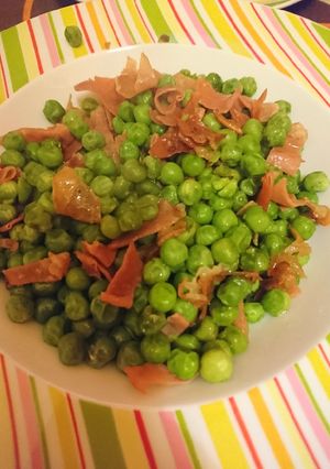Una foto de Guisantes salteados con jamón serrano