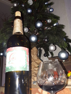 Una foto de Glühwein o vino caliente navideño