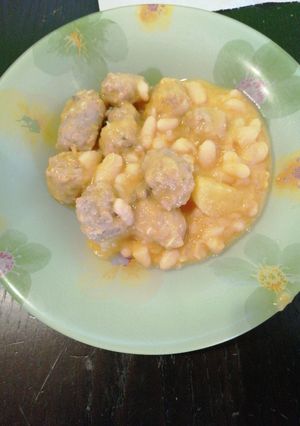 Una foto de Guiso de butifarra al vino con judías y patata