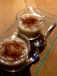 Una foto de Arroz con leche de almendras y miel de romero