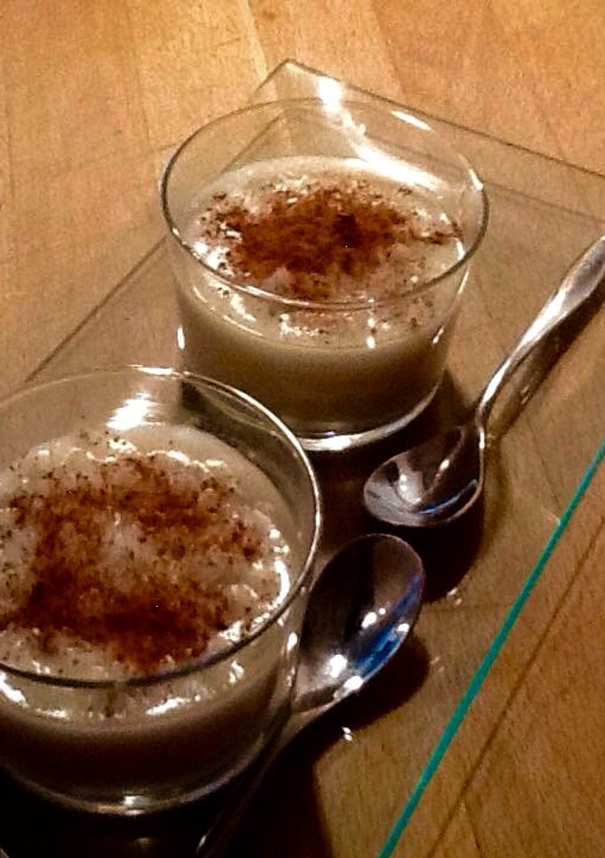 Una foto de Arroz con leche de almendras y miel de romero