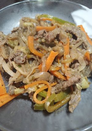 Una foto de Salteado de verduras con carne 🥕🫑🍆🥩