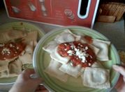 Una foto de relleno de ravioles de carne