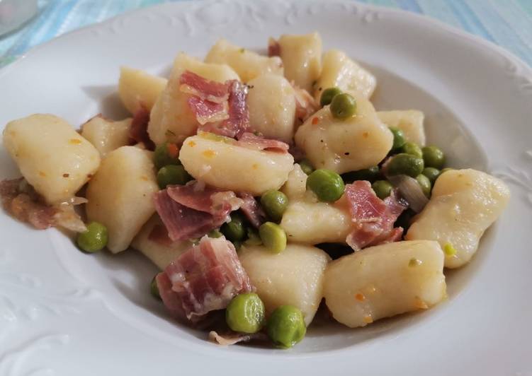 Gnocchi di patate con prosciutto e piselli