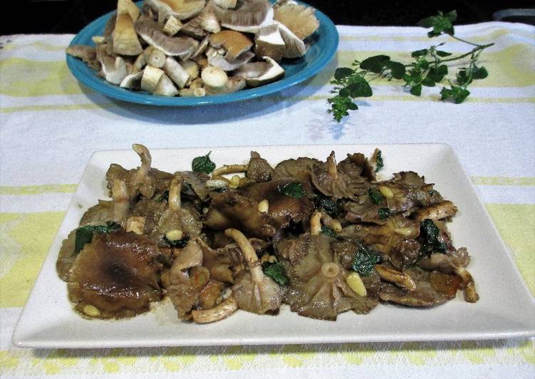 Setas en tronco de árbol al ajo y poleo menta
fácil