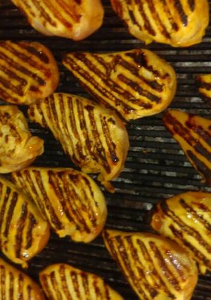 Una foto de Pechuga de pollo al grill marinada