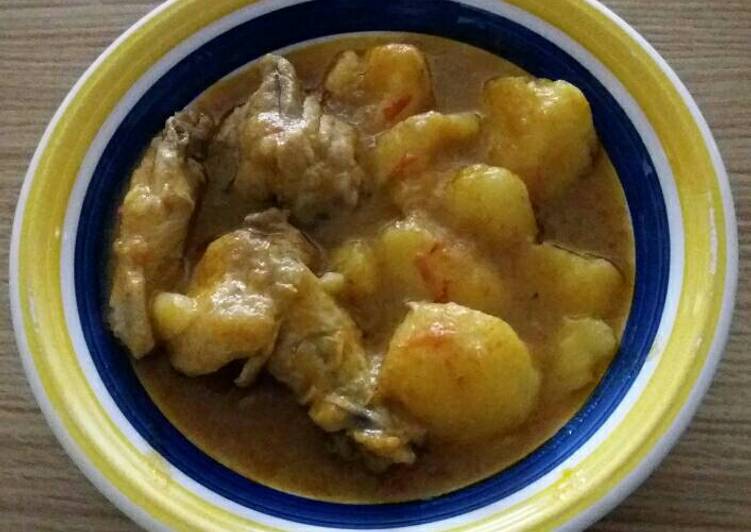 Patatas guisadas con pollo