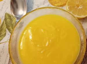 Foto di Lemon curd e bicchierino di biscotti lemon curd e frutti rossi