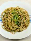 Spaghetti integrali e di zucchine con pesto di zucchine e menta