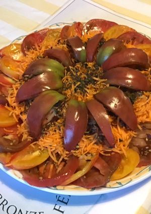 Une photo de Salade de tomates bicolores et carottes râpées aux aromates de la mer