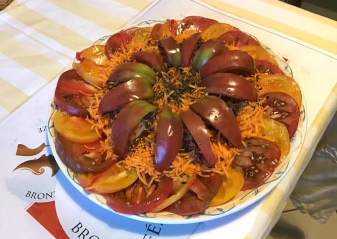 Salade de tomates bicolores et carottes râpées aux aromates de la mer