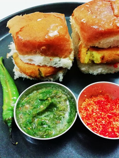 मुम्बइया वड़ा पाव (mumbaiya vada pav recipe in Hindi) रेसिपी मुख्य फोटो