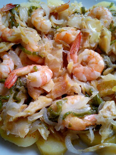 Una foto de Bacalao frito con langostinos, cebollas y pimiento