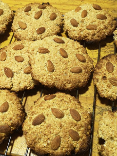 Una foto de Galletones de avena con almendras