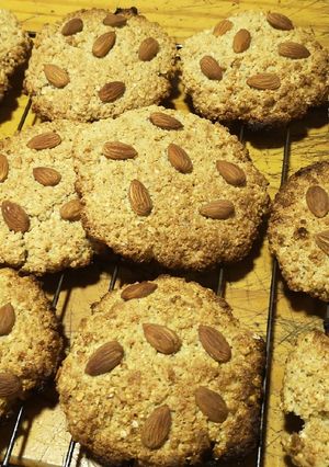 Una foto de Galletones de avena con almendras