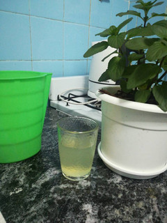 Una foto de Limonada con menta, limón y jengibre