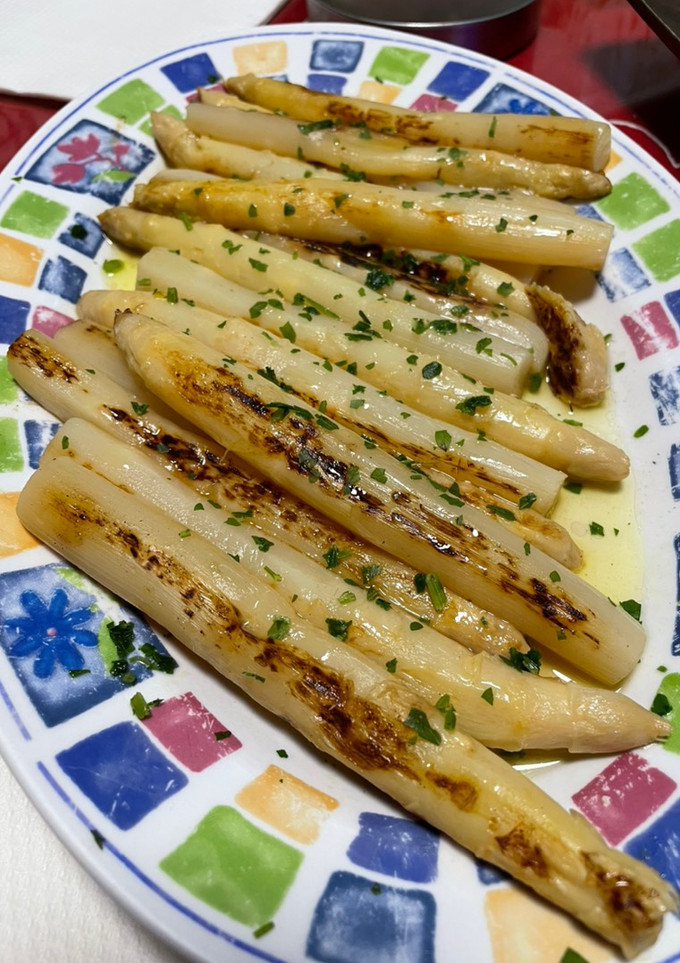 Una foto de Espárragos blancos a la plancha