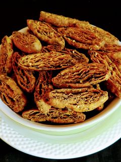 "मेथी मठरी" (Methi Mathri Recipe In Marathi) रेसिपी चे मुख्य फोटो