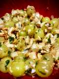 Ensalada de uvas con queso fresco y piñones