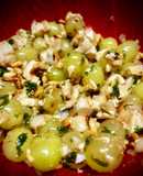 Ensalada de uvas con queso fresco y piñones