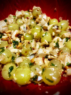 Una foto de Ensalada de uvas con queso fresco y piñones