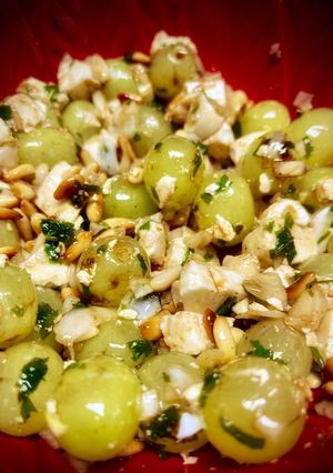 Una foto de Ensalada de uvas con queso fresco y piñones