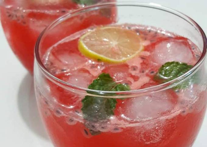 🍷🍷🍋🍷 Lemonade with Rooh Afza 🍷🍋🍷🍷 #KokabandCookpad #ramadankitiyari Recipe by Sajida Perveen 786 - Cookpad