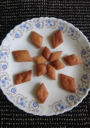 શક્કરપારા (Shakkarpara Recipe In Gujarati) રેસીપી મુખ્ય ફોટો