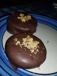 Una foto de Súper alfajores de chocolate
