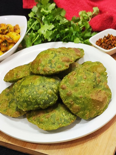 पालक मटर पूरी (Palak matar puri recipe in Hindi) रेसिपी मुख्य फोटो