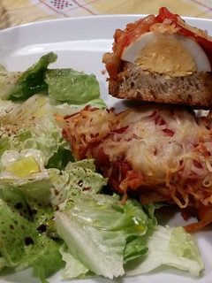 Una foto de Montaditos de huevo duro gratinado