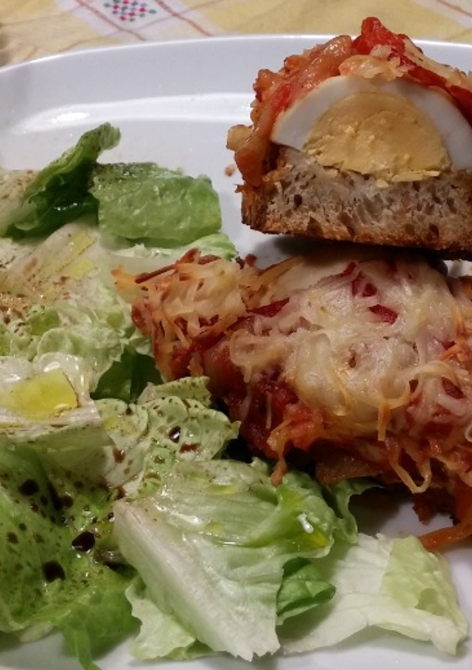 Una foto de Montaditos de huevo duro gratinado