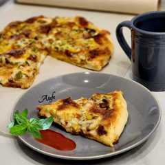 A picture of پیتزا گوشت و قارچ با خمیر فوری 🍕.