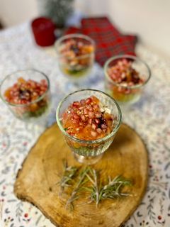 Una foto de Ensalada navideña de granada y salmón ahumado - en vasitos
