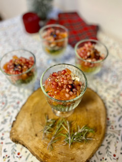 Una foto de Ensalada navideña de granada y salmón ahumado - en vasitos