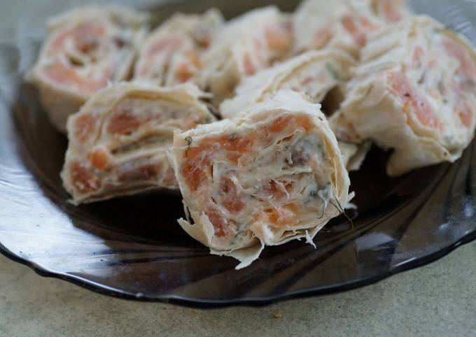 Рулет из лаваша с красной рыбой, огурцом и творожным сыром пошаговый рецепт