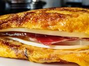 Una foto de sandwich de jamón serrano con queso