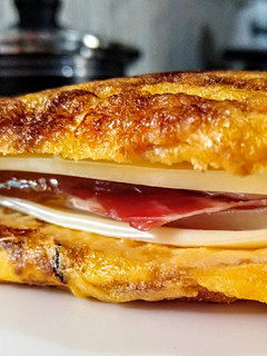 Una foto de SÁNDWICH Hawaiano🍍 de Huevo...!🐣