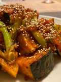 Súp lơ và bí đỏ nướng sốt gochujang (Baked cauliflower and pumpkin with gochujang sauce)
