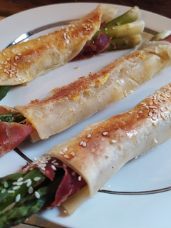 Una foto de Hojaldre con espárragos y prosciutto