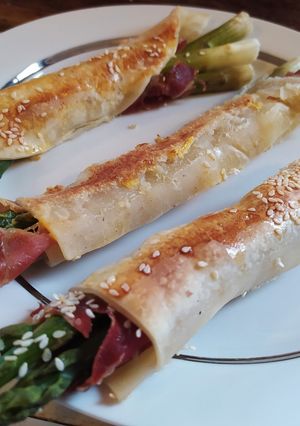 Una foto de Hojaldre con espárragos y prosciutto