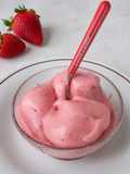 Finto gelato alla fragola con frutta congelata