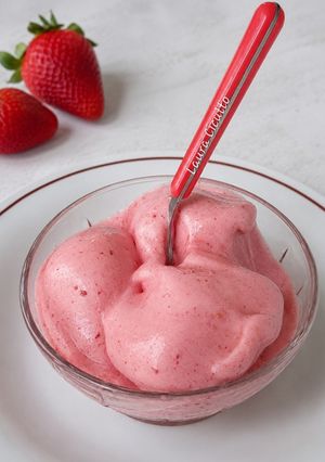 Foto di Finto gelato alla fragola con frutta congelata