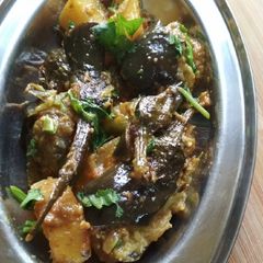 A picture of Aloo baingan curry.